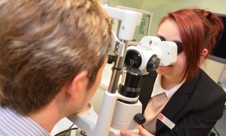 Kamila Owsianik, uses slit lamp with patient-Spectrum